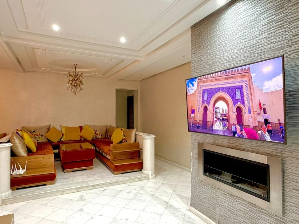 Communal lounge/ TV room, TV and multimedia, Living room, Seating area, Evening entertainment, internet, air conditioner