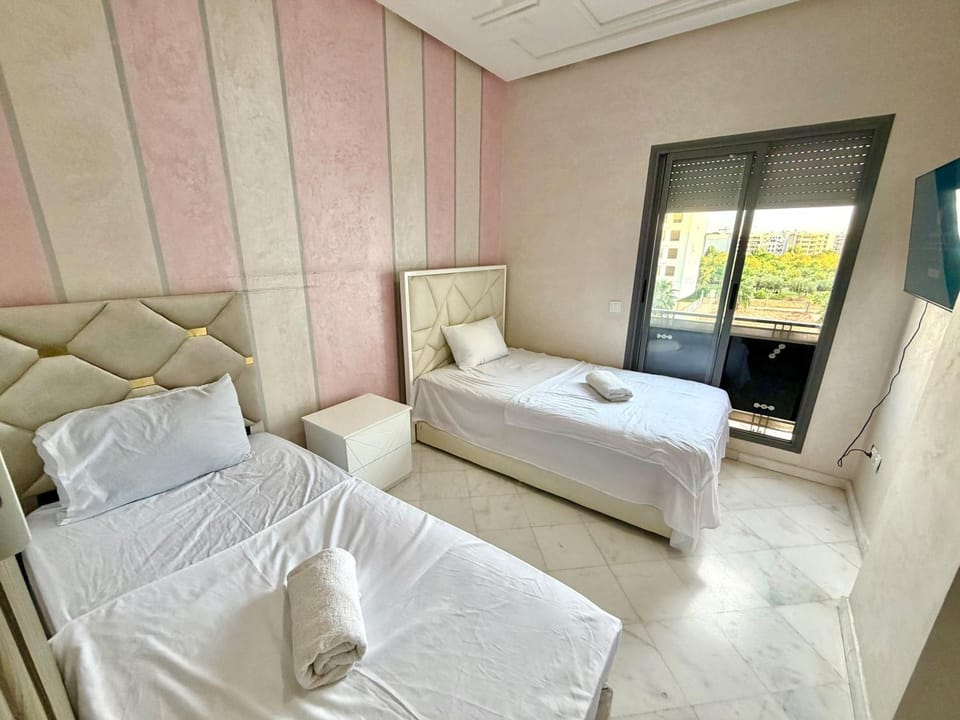 Bed, TV and multimedia, Photo of the whole room, Bedroom, Garden view, Mountain view, Quiet street view, towels, air conditioner