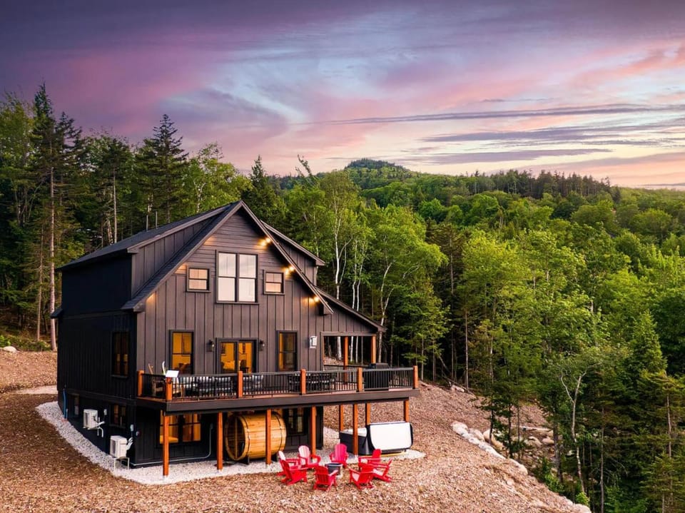 Ninth Peak | Golf and Spa Retreat with Trails, Hot Tub & Sauna House in Newry