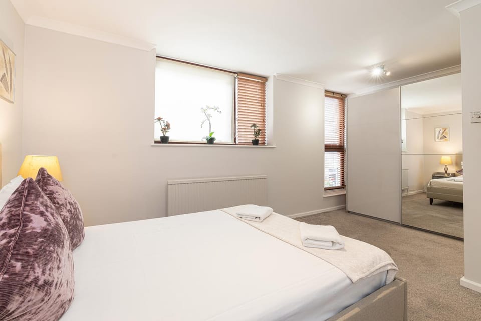 Photo of the whole room, Bedroom, wardrobe