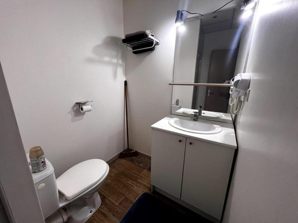 Toilet, Bathroom, towels