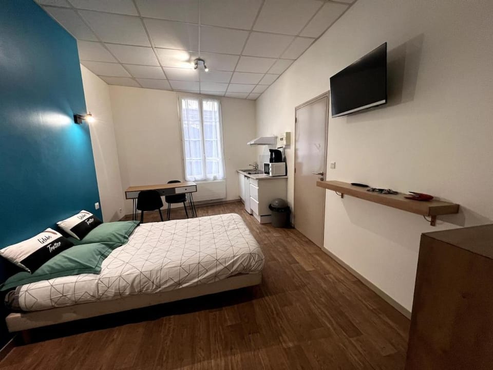 Bed, Kitchen or kitchenette, Photo of the whole room, Bedroom