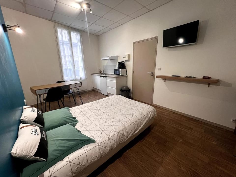 Bed, Kitchen or kitchenette, Photo of the whole room, Bedroom