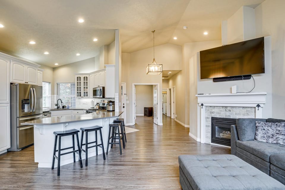 3 Mi to Dtwn Salem Cozy Gem with Sunroom! House in Salem