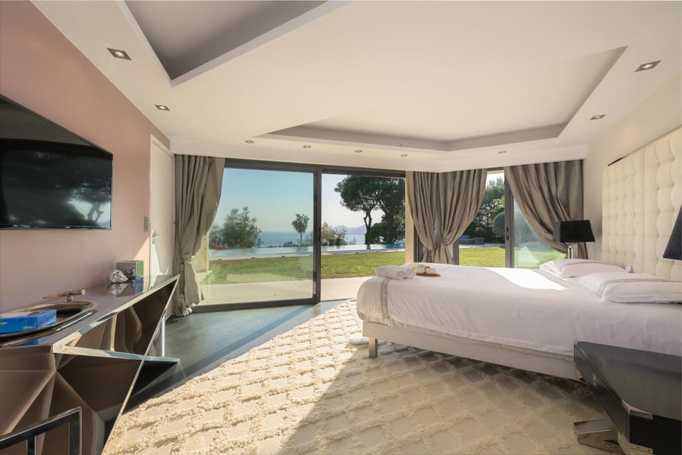 Bed, TV and multimedia, Photo of the whole room