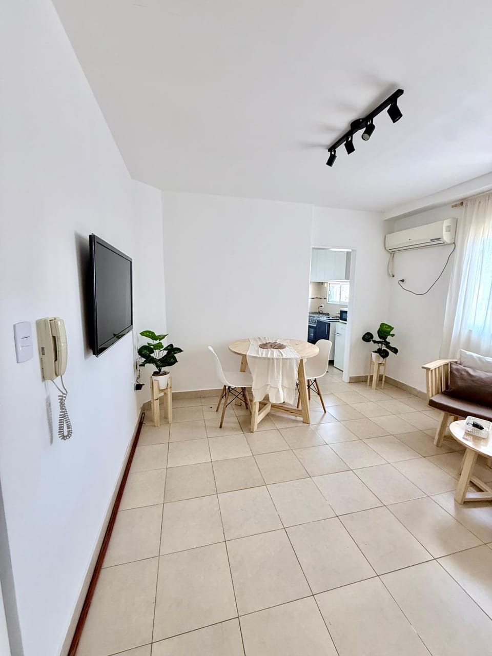 TV and multimedia, Living room, Seating area, Dining area
