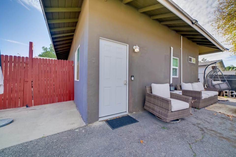 Work & Play! Extended Stay 2 Mi to Dtwn Riverside Apartment in Riverside