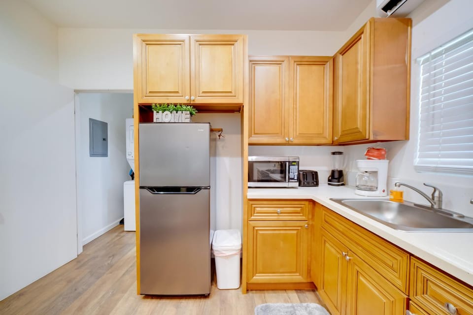 Work & Play! Extended Stay 2 Mi to Dtwn Riverside Apartment in Riverside