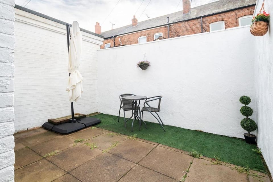 Convenient 2BR House with Great Transport Links House in Chester