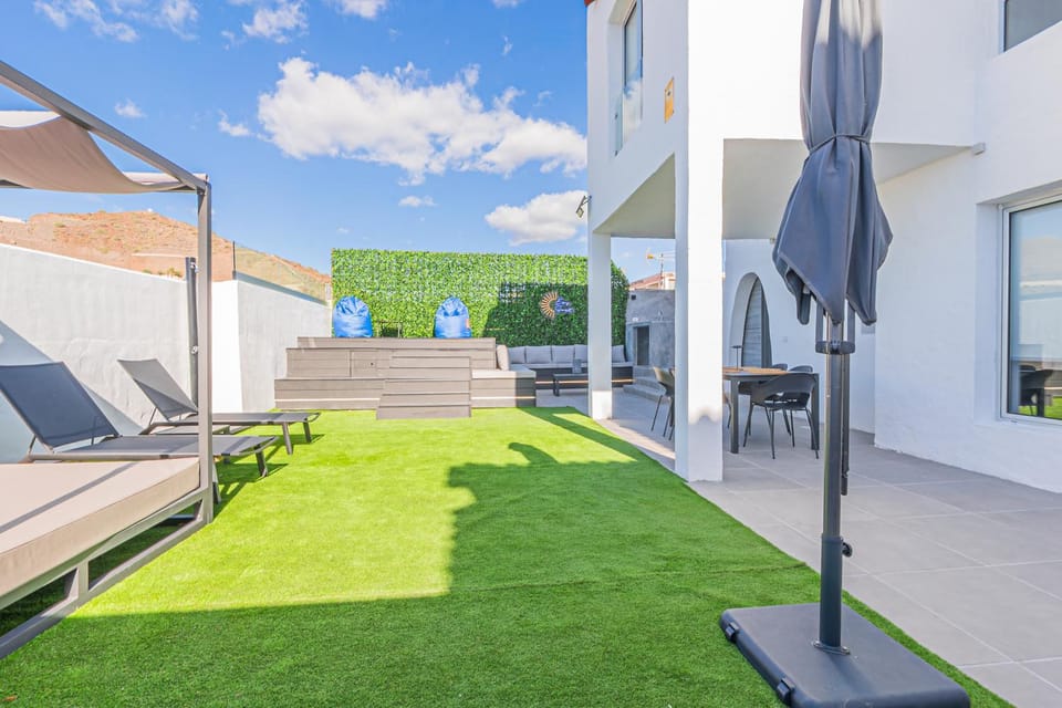 Modern house with sea views, pool and a chillout terrace House in Comarca Sur