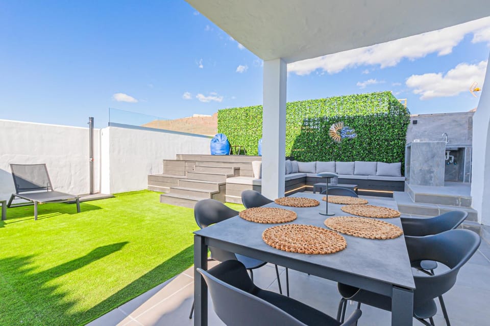 Modern house with sea views, pool and a chillout terrace House in Comarca Sur