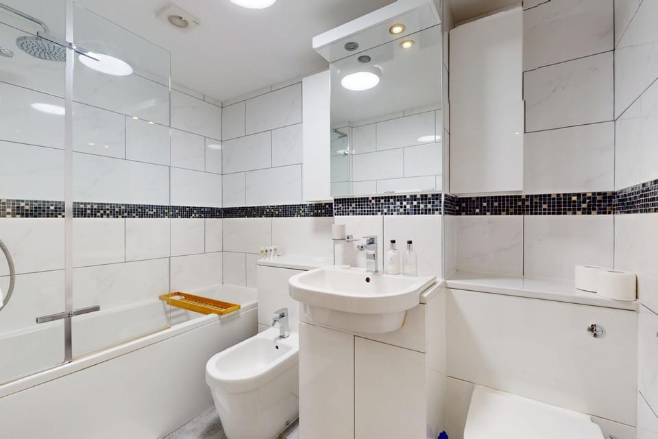Shower, Toilet, Bathroom, Bath, towels