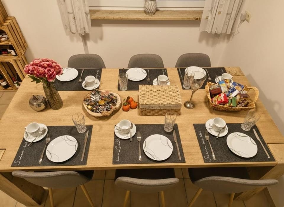 Food and drinks, Dining area, Food, Drinks