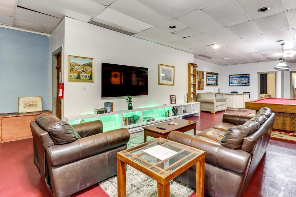 4 Mi to Mauch Chunk Lake: Spacious Apt w/ Bar! Apartment in Pocono Mountains