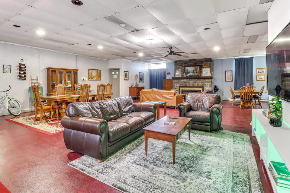 4 Mi to Mauch Chunk Lake: Spacious Apt w/ Bar! Apartment in Pocono Mountains
