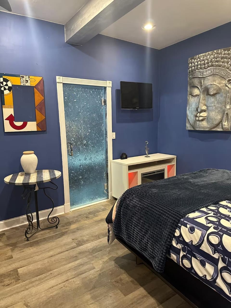 TV and multimedia, Photo of the whole room, Decorative detail, Bedroom