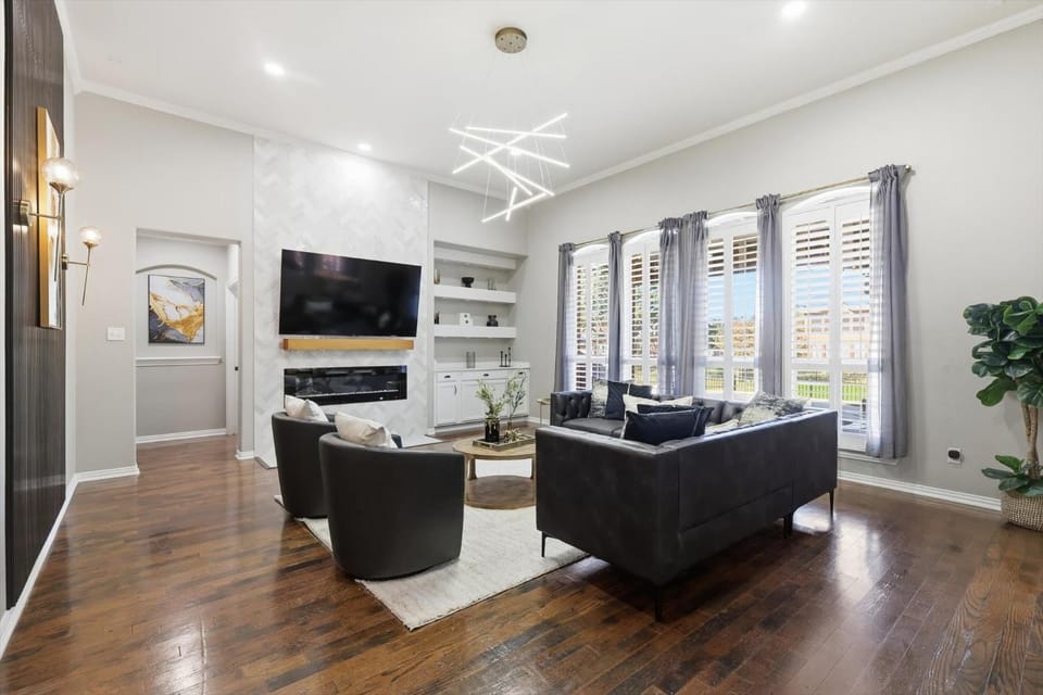 6BD Luxury Retreat w Backyard & Access Golf Course House in Frisco
