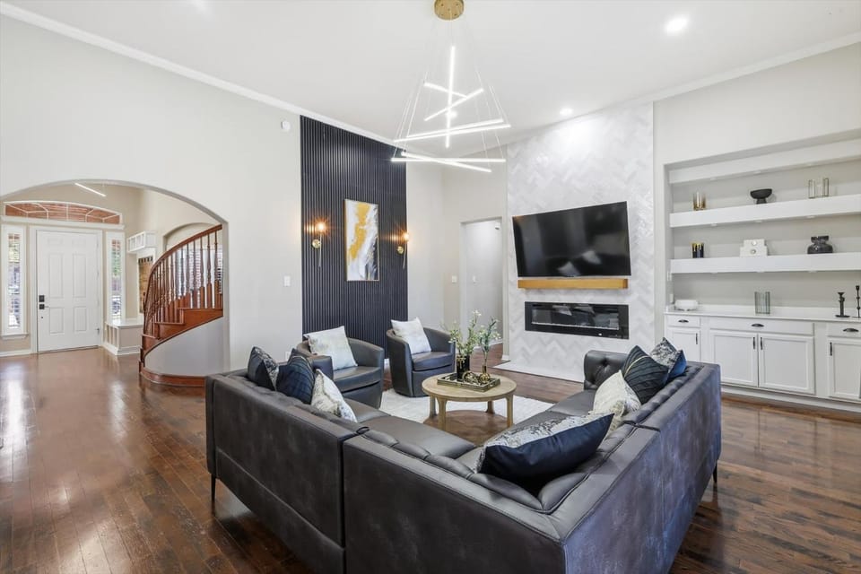 6BD Luxury Retreat w Backyard & Access Golf Course House in Frisco