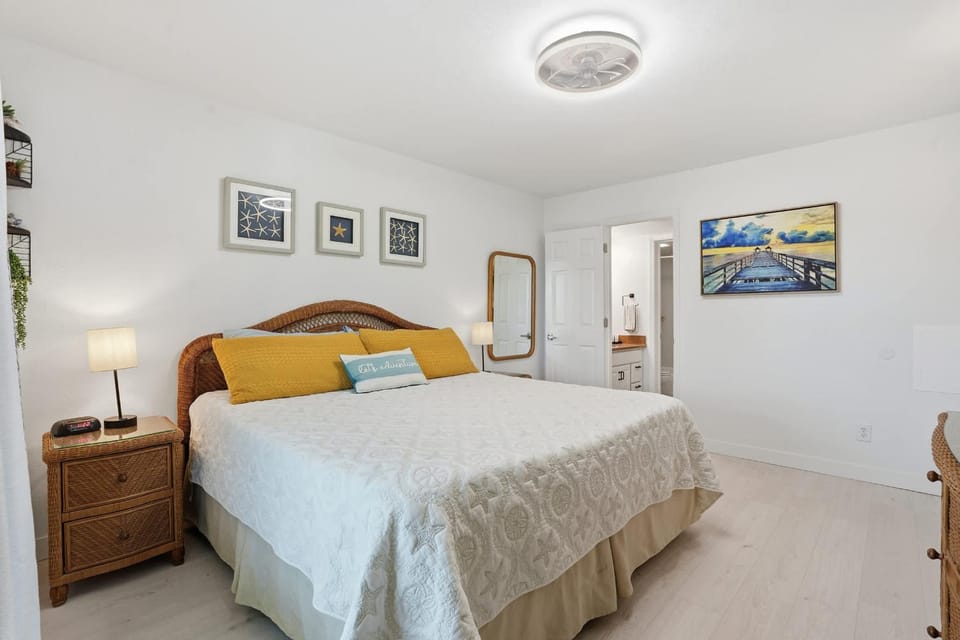 Lake and Fountain Views - Designer Furnished House in Naples