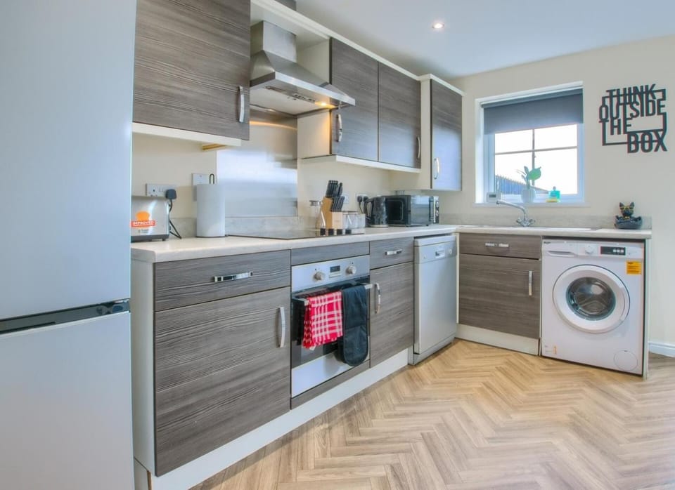 Kitchen or kitchenette, oven, stove, toaster, washing machine