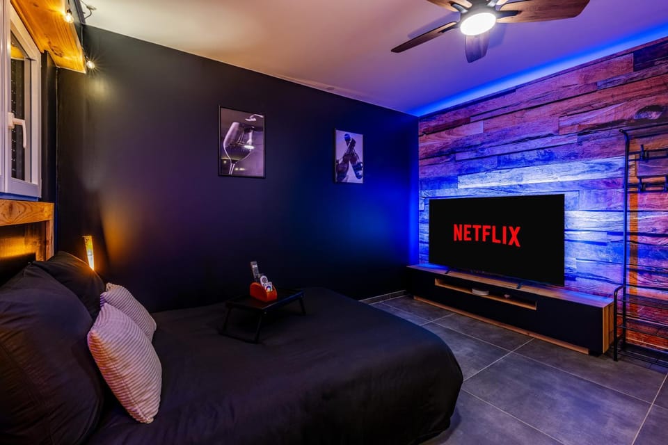 Communal lounge/ TV room, Bed, TV and multimedia, Photo of the whole room, Seating area, Bedroom