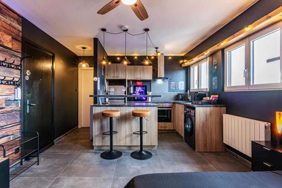 Kitchen or kitchenette, Dining area, minibar, oven, pet friendly, stove, toaster