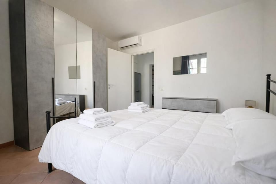 Bed, Photo of the whole room, Bedroom, wardrobe, air conditioner