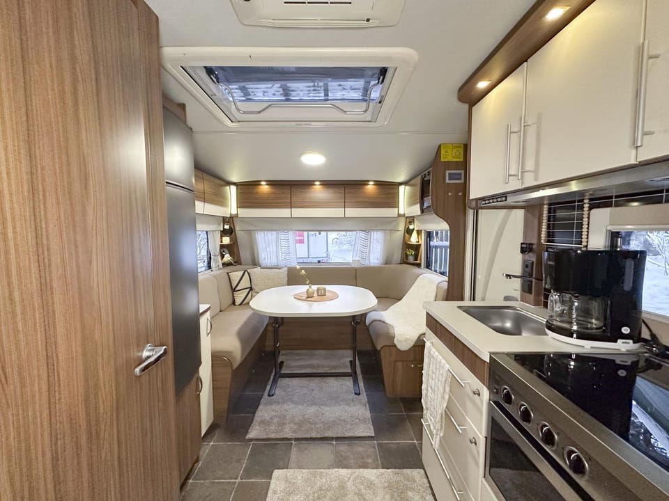 Coffee/tea facilities, Kitchen or kitchenette, Seating area, Dining area, microwave