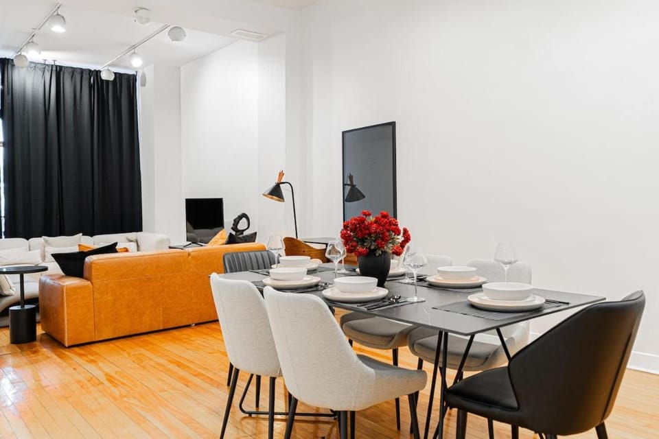 Loft Spacieux Down Town Apartment in Montreal