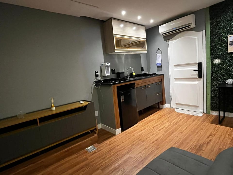 Kitchen or kitchenette, minibar