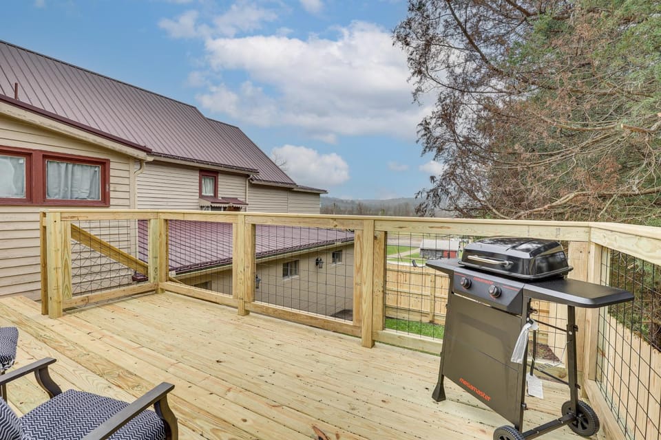 5 Mi to The Wilds: Spacious Family Hub, Game Room! House in Ohio