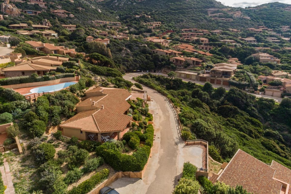 Property building, Nearby landmark, Natural landscape, Bird's eye view, Street view, Swimming pool