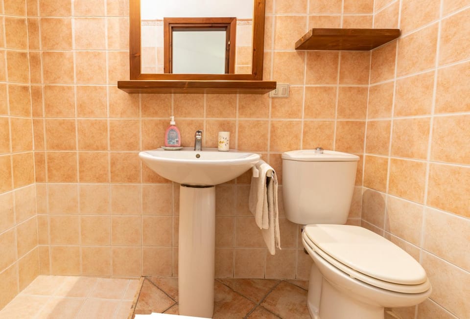 Toilet, bidet