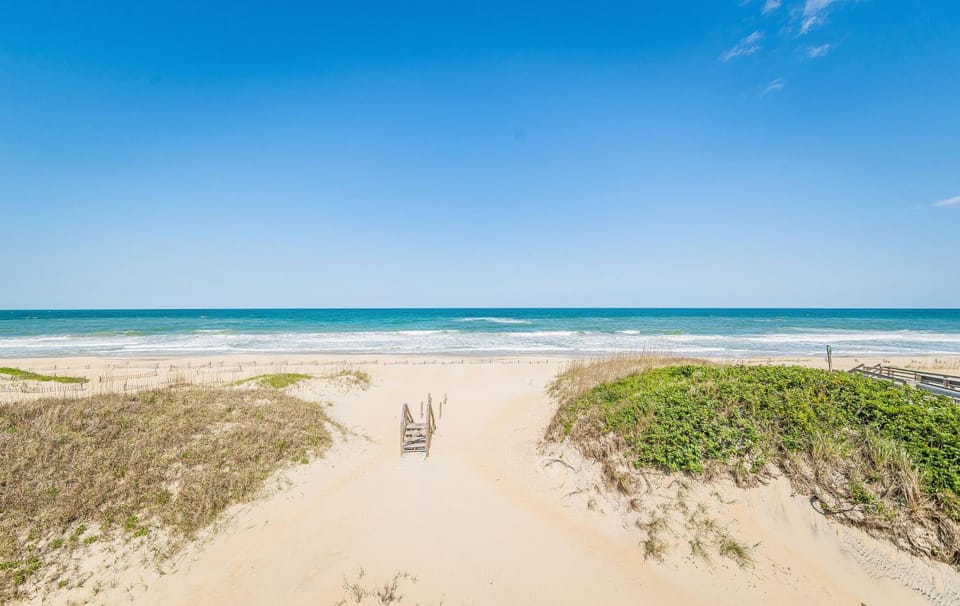 The Flying Tiger Inn - S Nags Head MP 17, Oceanfront Duplex, Ocean View, Elevator, Hot Tub House in Nags Head