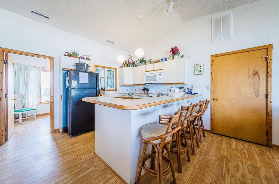 The Flying Tiger Inn - S Nags Head MP 17, Oceanfront Duplex, Ocean View, Elevator, Hot Tub House in Nags Head