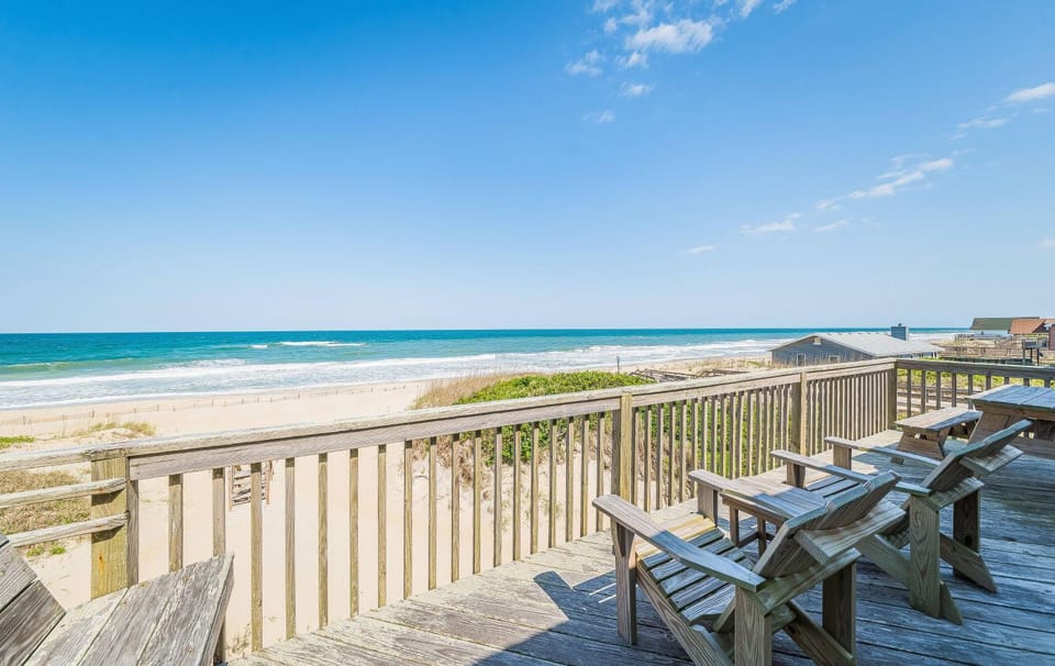 The Flying Tiger Inn - S Nags Head MP 17, Oceanfront Duplex, Ocean View, Elevator, Hot Tub House in Nags Head