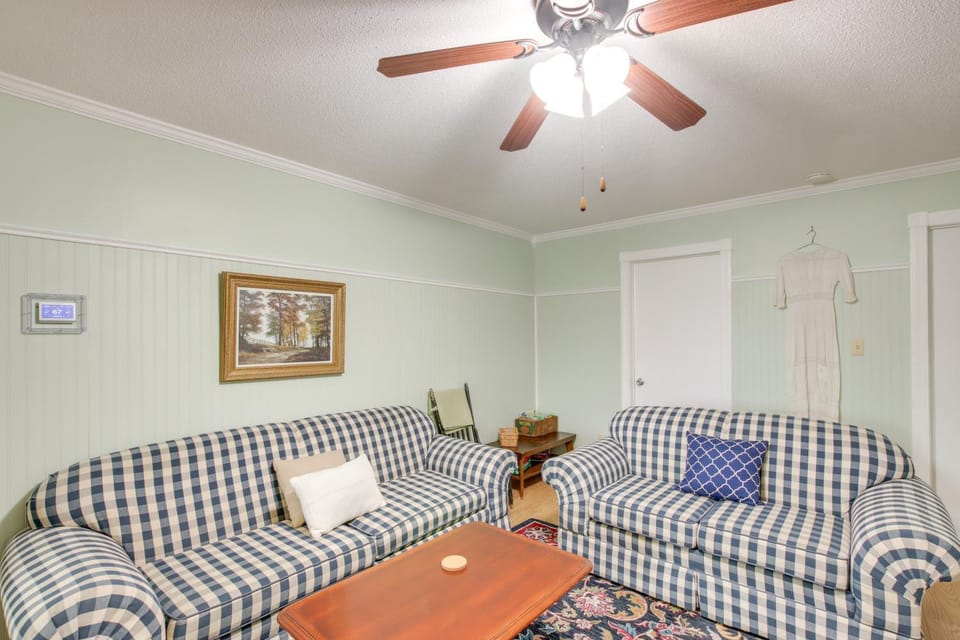 Walk to Nauvoo Temple: Remodeled Family Apartment Apartment in Nauvoo