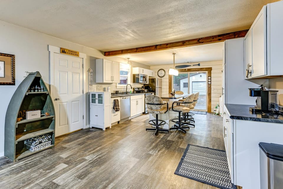 1 Mi to Lake Arbutus: Pet-Friendly Home w/ Games House in Wisconsin