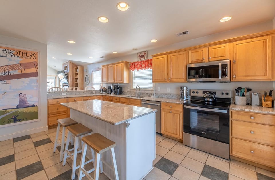 The Get Away - KDH MP 9.5, 83 Yds to Beach, Elevator, Pool, Hot Tub, FREE Pool Heat, Pets OK House in Kill Devil Hills