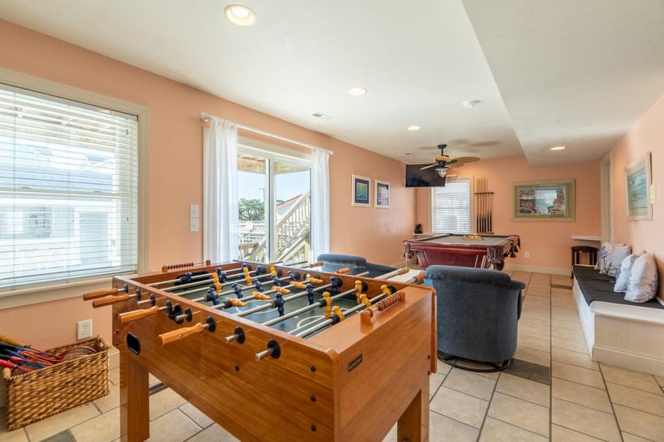 The Get Away - KDH MP 9.5, 83 Yds to Beach, Elevator, Pool, Hot Tub, FREE Pool Heat, Pets OK House in Kill Devil Hills