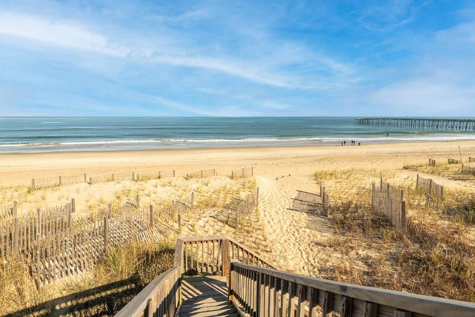 The Good Life - Nags Head MP 11, Oceanfront, Elevator, Pool w/Waterfall, Hot Tub, Pets OK, Flex Stays House in Nags Head