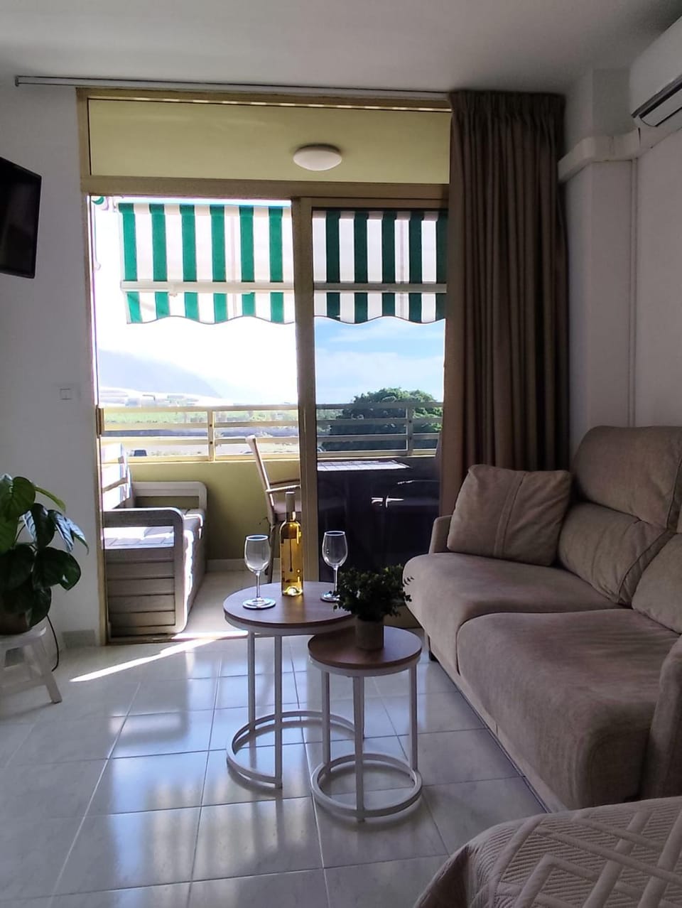 Balcony/Terrace, Living room, Mountain view