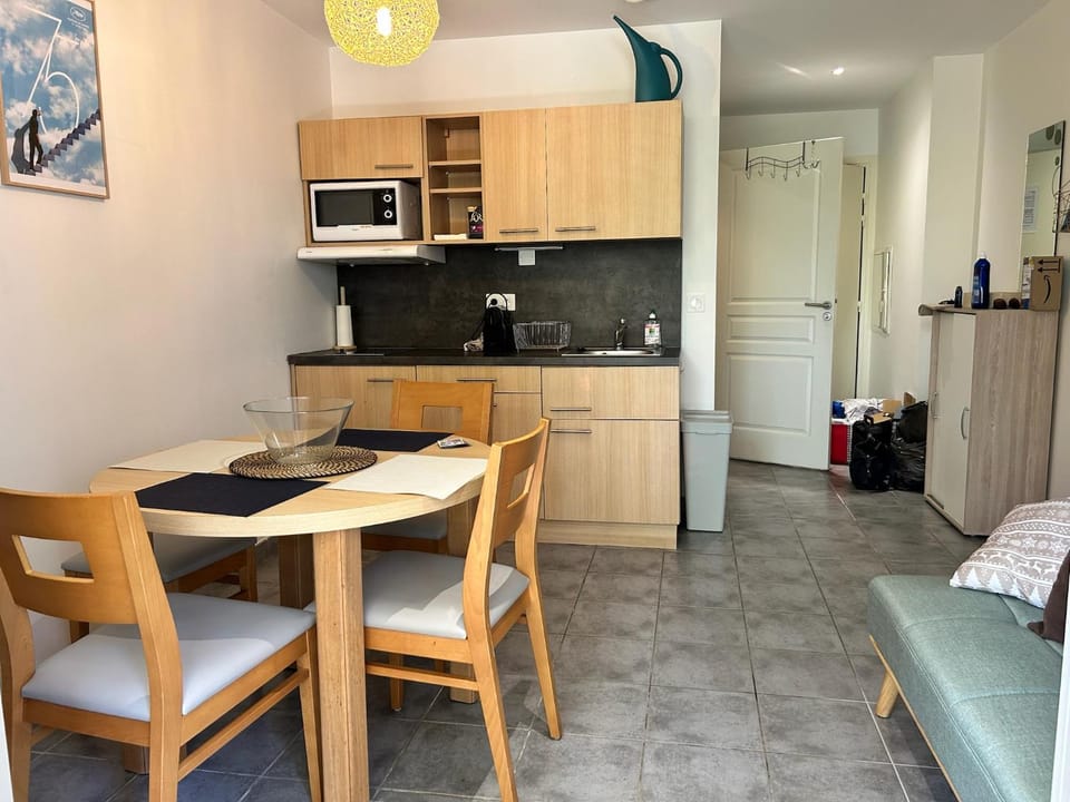 Kitchen or kitchenette, Dining area
