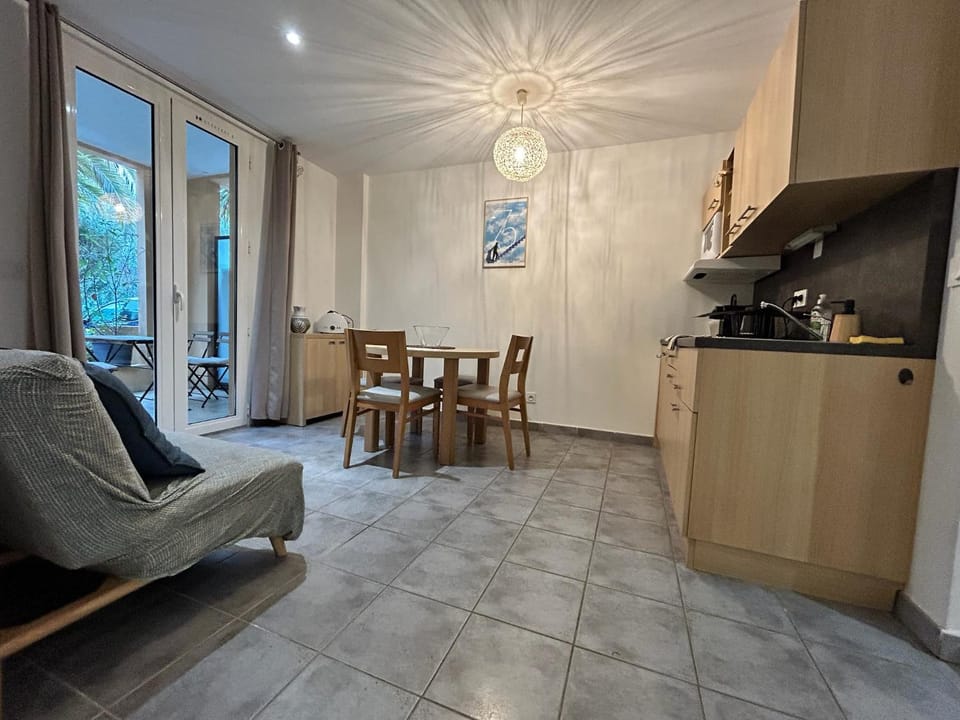 Kitchen or kitchenette, Dining area