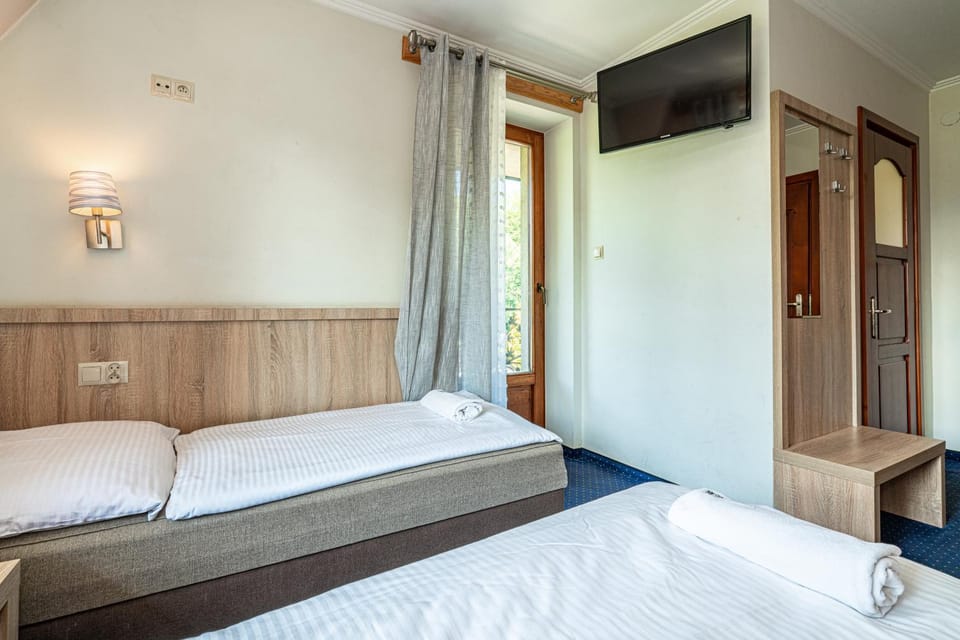 Bed, TV and multimedia, Photo of the whole room