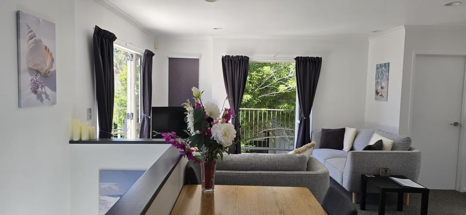 TV and multimedia, View (from property/room), Balcony/Terrace, Living room, Seating area