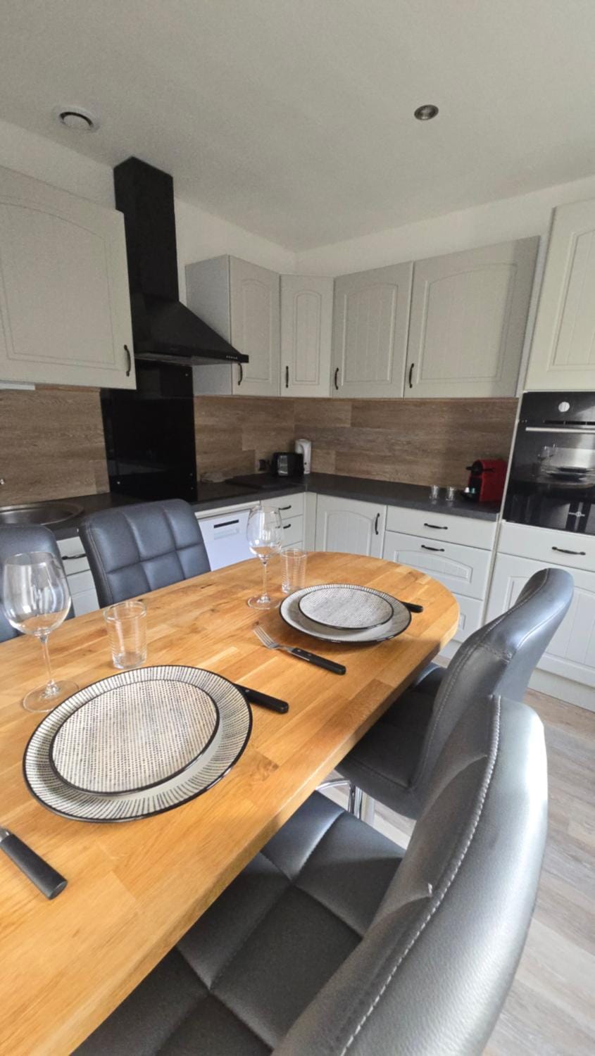 Kitchen or kitchenette, Dining area, stove