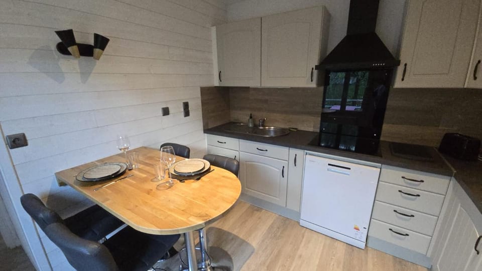 Kitchen or kitchenette, Dining area, dishwasher, stove