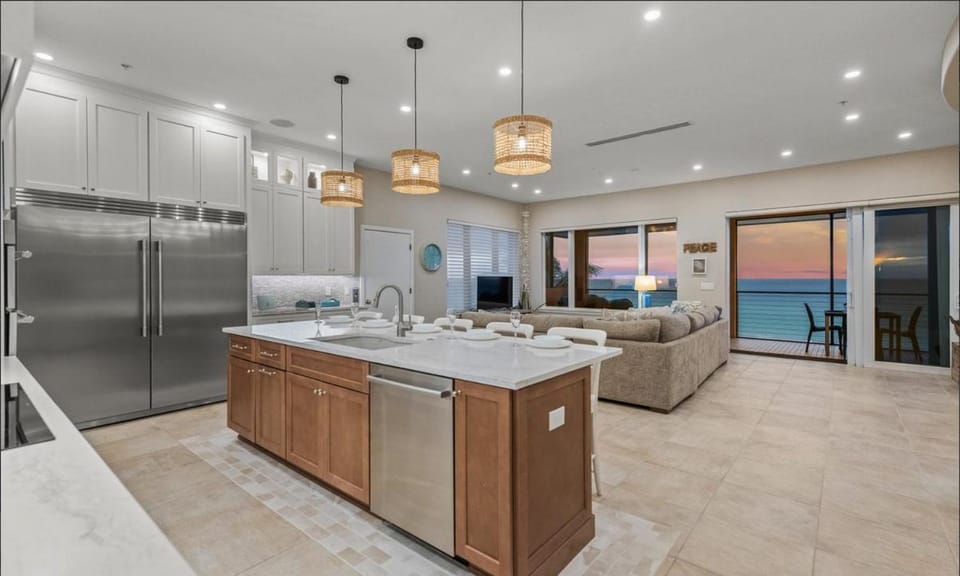 Beachfront - Sunset Penthouse by SeaBreeze Vacation House in Bradenton Beach