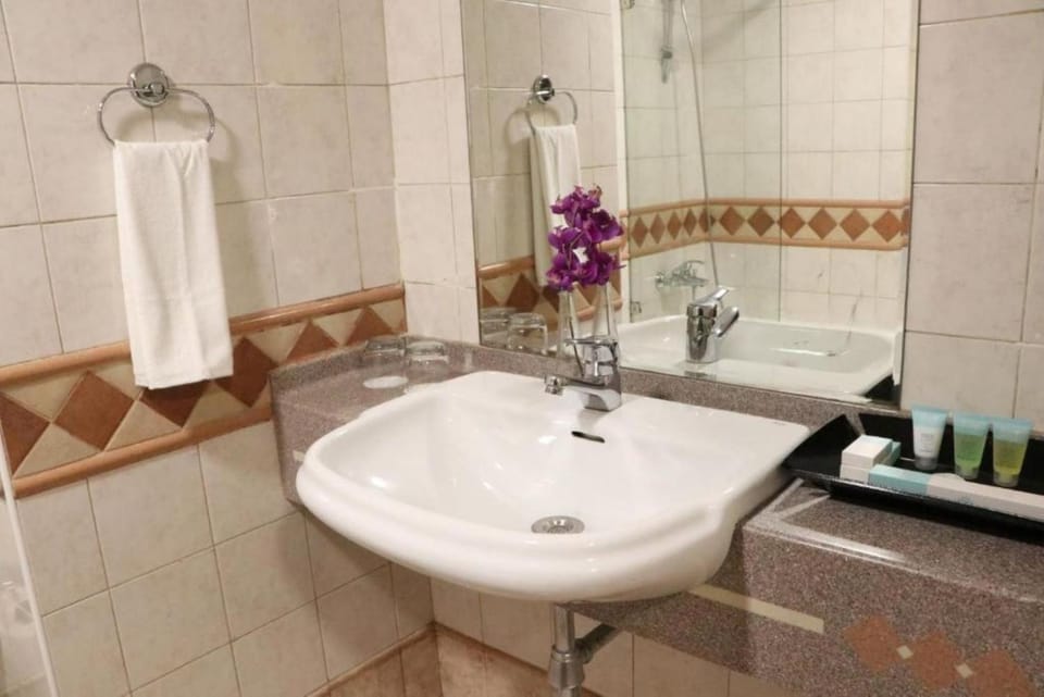 Bathroom, Bath, towels
